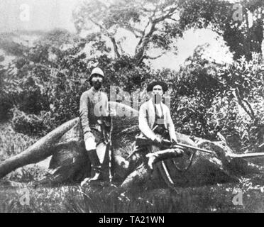 Der französische Dichter Arthur Rimbaud, die mehrere Jahre in Abessinien verbracht als Waffen Käufer von Negus, zusammen mit der Schweizer Alfred Ilg, Premierminister Kaiser Menelik II., auf einem Elefanten zu jagen. Stockfoto