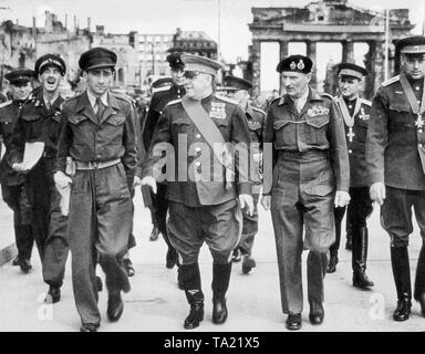 Marschall Georgij Schukow (2. von links), Kommandeur der sowjetischen Truppen in Deutschland und Feldmarschall Bernard Montgomery (3. von links), Kommandant der britischen Besatzungstruppen in Deutschland, an der Siegesparade der Alliierten am Brandenburger Tor. Stockfoto