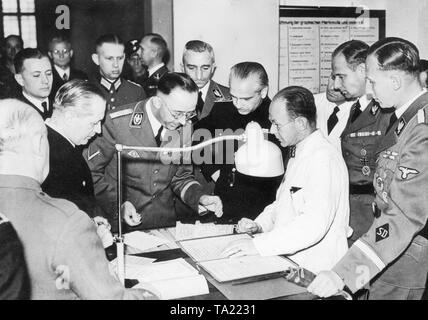 Reichsfuehrer-SS Heinrich Himmler, hinter ihm Wilhelm Frick und Reichsleiter Martin Bormann ...