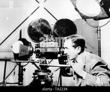 Der amerikanische Filmproduzent Walt Disney (1901-1966) hinter seiner Kamera. Stockfoto