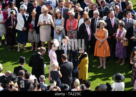 Der Herzog und die Herzogin von Cambridge treffen Gäste der Royal Garden Party am Buckingham Palace in London. Stockfoto