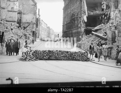 Weltkrieg - Städte: Nachkriegszeit in München 1945, Theatinerstrasse Ecke Perusastrasse mit panzersperren ruiniert. Blick von hier auf der Maximilianstraße. Links in der Mitte sehen Sie einen Teil der zerstörten National Theater, auf der rechten Seite ist jetzt die berühmte Franziskaner, links an der Ecke das Stoeckelhaus. Stockfoto