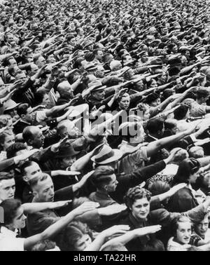 Menschen werfen ihre Hände in der hitlergruss anlässlich der Reichstag Sitzung am 1. September 1939. Die Menschenmenge versammelt auf dem Wilhelmplatz und sang Lieder. Stockfoto