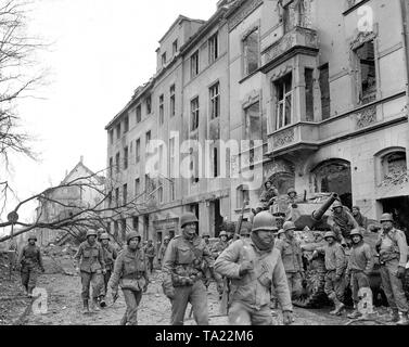 Weltkrieg II: Eintrag von amerikanischen Truppen in Deutschland im Jahr 1945. Soldaten der US-Armee (1. Patrol, 14th Infantry Division) im Voraus im Zentrum von Düren. Stockfoto