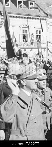 Adolf Hitler in den Besetzten Gebiete am 7. Oktober 1938. Er ist von der Bevölkerung freudig begrüßt. Stockfoto