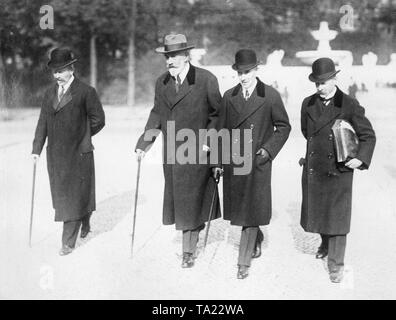 Der ehemalige Außenminister Arthur Zimmermann, der ehemalige Kanzler Theobald von Bethmann-Hollwegand der ehemalige Staatssekretär Karl Helfferich und ein Begleiter, der trägt die Datei Dokumente (von links) sind auf dem Weg zum Untersuchungsausschuss die Möglichkeiten, für den Frieden zu betrachten. Stockfoto