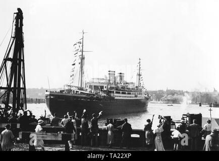 Die HAPAG Dampfer 'Milwaukee' verlässt den Hafen von Hamburg eine Kreuzfahrt nach Island und Spitzbergen. Stockfoto