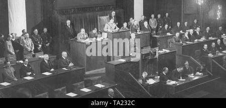 Die nationalsozialistische Innenminister Wilhelm Frick (am Rednerpult) spricht bei der Eröffnung der Reichstag in Berlin Kroll Oper. Als Präsident des Reichstags, Hermann Göring. Stockfoto