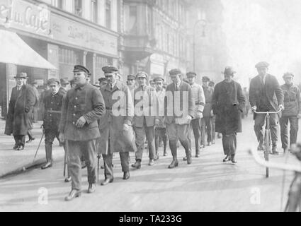 Während der Präsidentenwahl 1925 Anhänger der KPD demonstrieren für ihre Kandidaten Ernst Thälmann. Stockfoto
