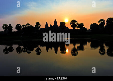 Sonnenaufgang am Tempel Angkor Wat, Kambodscha, Asien (UNESCO) Stockfoto