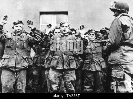 Junge deutsche Soldaten durch US-amerikanische Soldaten während der Schlacht von Remagen Stockfoto