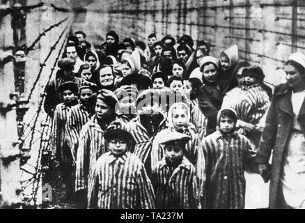 Eine Gruppe von jüdischen Kindern im Gefängnis Kleidung im Konzentrationslager Auschwitz während der Befreiung im Januar 1945. Wenige Monate nach der Befreiung der Roten Armee mit polnischen Extras ein Film über die Befreiung der Konzentrationslager, aus dem dieses Bild vielleicht kommen könnte. Stockfoto
