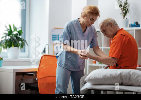 Professionelle female Krankenschwester ihre Patienten Hand Stockfoto