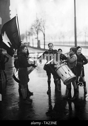 Mitglieder der HJ-Jungvolk werben mit Trommeln für das Winterhilfswerk. Stockfoto