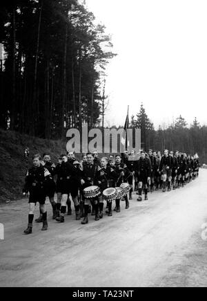 Pimpfs marschieren im Einklang mit der Musik auf einem Waldweg. Stockfoto