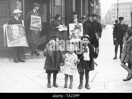 Die KPD wirbt mit Kindern für ihren Kandidaten Ernst Thälmann vor dem Wahllokal in der Berliner Buelowplatz, links im Bild sind zwei Wahlkampf für Präsident Paul von Hindenburg.