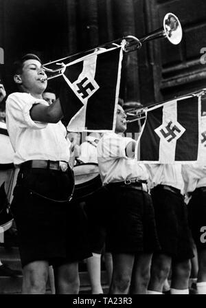 Trompeter des deutschen Jungvolk in der Propaganda Wochen der Hitlerjugend (HJ) direkt nach dem Anschluss von Österreich vor dem Rathaus in Wien. Stockfoto