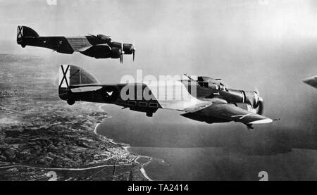 Foto von zwei italienischen Bomber, Typ Savoia-Marchetti SM.79 Der parviero' auf eine Küstenstadt Feindflug im Spanischen Bürgerkrieg. Die KOKARDEN der Italienischen Aviazione Legionaria, die die der Deutschen Legion Condor ähnelte, sind leicht erkennbar. Es ist ein weißes Huhn in die schwarze Kokarde auf dem Rumpf, der ein Ei. Stockfoto