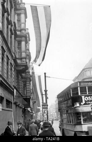 Anlässlich des Preußischen Landtags Wahlen, schwarz-weiß-roten Fahnen hängen auf der Scherlhaus in Jerusalemstrasse, Berlin. Schwarz-Weiß-Rot ist die Farbe der rechten Parteien. Stockfoto