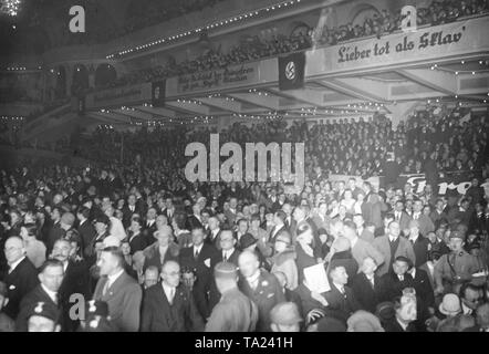 Anzeigen der Teilnehmer an der ersten Veranstaltung der NSDAP, in der Adolf Hitler als Redner in Preußen, nach seiner dreijährigen Verbot sprechen wieder aufgetaucht. Auf dem Banner, unter anderem das Motto "Lieber tot als Sklave". Stockfoto