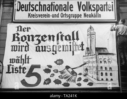 Im Haus von 154 Bergstraße (heute Karl-Marx-Straße) in Berlin-neukölln, wo der Kreisverein und Ortsgruppe (Filiale) Neukölln der Deutschnationalen Volkspartei untergebracht war, ein wahlplakat der Berliner Gemeinderat wurde auf den 12. März 1933 mit der Aufschrift 'Der Bonzenstall (stabil) gelöscht ist, wird die Abstimmung für Liste 5'. Ein Besen fegt die Eisen vorne aus dem Rathaus von Neukölln. Stockfoto