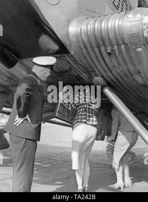 Zukünftige Flugbegleiter der Lufthansa während einer technischen Ausbildung auf einem Junkers Ju 52/ 3m. Das dreimotorige Ju 52 war das Rückgrat der Lufthansa Flotte in den 1930er Jahren. Stockfoto