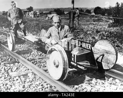 Maximilian Valier (1895-1930), deutscher Ingenieur österreichischer Herkunft, der in seiner Rakete Auto RAK-1 im Harz. In den 20er Jahren beschäftigte er sich mit den theoretischen und praktischen Aspekten der Raketentechnik, unter anderem hat er eine Rakete Auto 1928 gebaut. Stockfoto