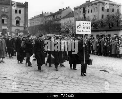 Nach einer Deutschland Tour, organisiert von der NS-Organisation "Kraft durch Freude", Wiener Arbeitnehmer, hier der städtischen Gaswerke (Städtisches Gaswerk, NSBO), Ankunft Wien Westbahnhof, wo sie von der Bevölkerung, Familien empfangen werden. Stockfoto