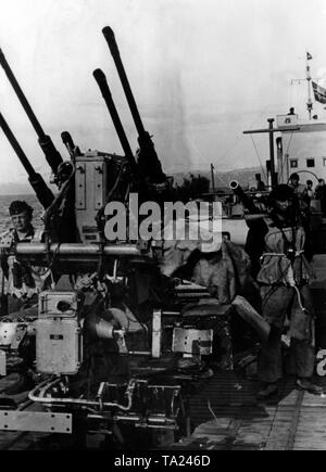 Eine Flak Vierling 38 (2cm Flak Vierling 38) auf einem deutschen Kriegsschiff im Arktischen Ozean. Im Hintergrund, der norwegischen Küste. Foto der Propaganda Firma (PK): kriegsberichterstatter Maltry. Stockfoto