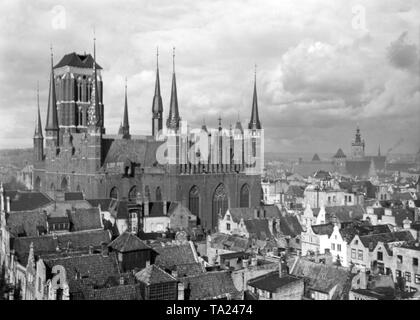 Blick auf die Kirche von St. Maria aus dem Beutlegasse gesehen. Der Grundstein wurde 1343 gelegt und die Kirche wurde im Jahre 1502 abgeschlossen. Sie wurde im gotischen Stil aus Backstein gebaut. Es ist eine der größten Backsteinkirchen nördlich der Alpen und im Inneren ist Platz für 25.000 Menschen. Es beherbergt die berühmte Triptychon "Das Jüngste Gericht" von dem Maler Hans Memling. Stockfoto