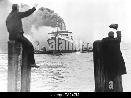 Der "Leviathan", das 1913 erbaut als Vaterland, verlässt den Hafen von New York für die letzte Zeit. Am 14. Februar, wird das Schiff in Rosyth in Schottland angekommen und es wurde verschrottet. Stockfoto