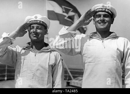 Heinz Ruehmann wie Heini Jaeger (links) und Friedrich Benfer wie Willy Timm in der Komödie "Drei Bluejackets und eine Blonde", Regie: Carl Boese. Alle drei Jungen verlieben mit einem blonden Mädchen. Stockfoto