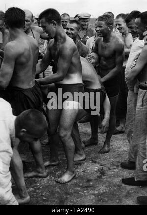 Die Leute lachen und Witz in einer 'Swimming Pool' des Konzentrationslagers Dachau, eine der Propaganda Fotos des NS-Regimes. Stockfoto