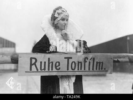 Die Schauspielerin Lilian Harvey nachfragen Schweigen während ein Ton Dreharbeiten mit dem Schild: "Ruhig. Sound Film auf Luft'. Sie war die Hauptdarstellerin der UFA Film' Nachdem Sie Ihr Herz", ein Stummfilm von 1929, unter der Regie von Johannes Guter geben. Der Film wurde kurz danach betitelt. Stockfoto