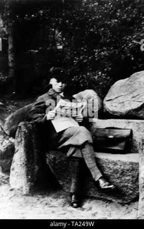 Der spätere SPD-Politiker Willy Brandt (dann Herbert Frahm) als junger Mann Lesen der Zeitung 'Kampfsignal", Organ der Sozialistischen Arbeiterpartei. Stockfoto