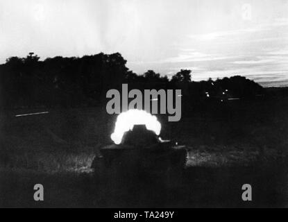 Ein deutscher Panzer III öffnet Feuer während der Nacht kämpfen. Wahrscheinlich ein moviestill aus Sieg im Westen (Sieg im Westen). Stockfoto