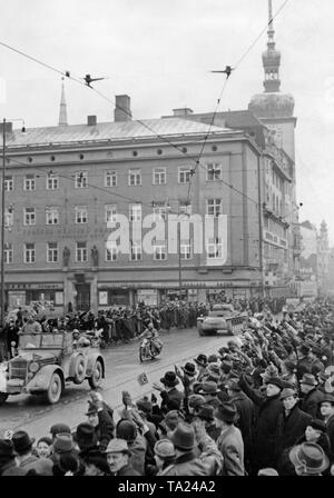 Die Wehrmacht marschiert in Brünn (heute Brno). Die umstehenden Grüße die Soldaten mit den Hitlergruß. Die erste slowakische Republik wurde auf Hitlers Befehl im März 1939 gegründet, und Böhmen und Mähren wurden von der Wehrmacht besetzt. Stockfoto