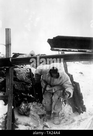 Eine deutsche Feuer graben lief unter dem Titel des LENINGRADER U-Bahn Linie, die sich noch im Bau befand. Foto der Propaganda Firma (PK): kriegsberichterstatter Freckmann. Stockfoto