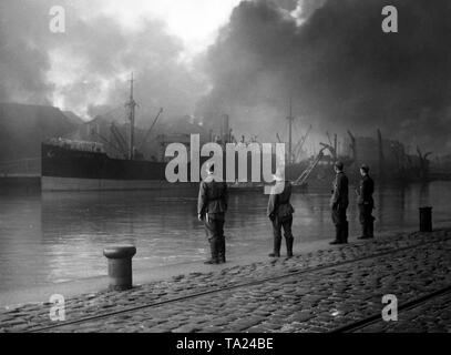 Deutscher Frachter drop liefert im Hafen von Antwerpen. Stockfoto