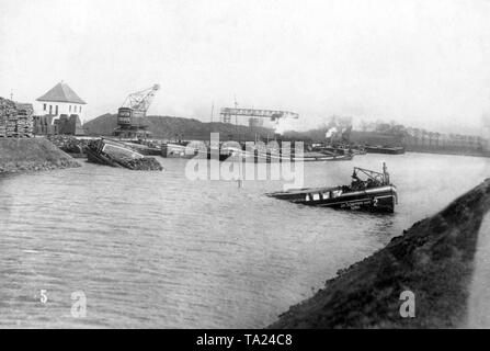 Um französische Kohle Transporte aus dem Ruhrgebiet zu behindern, deutscher Widerstandskämpfer ein Schiff versenkt, die Blockierung der Kanal (Undatiertes Foto). Stockfoto