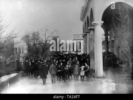 Beerdigung der USPD-Politiker und Bayerischen Ministerpräsidenten Kurt Eisner in der Münchner Osten Friedhof. Dieses Foto zeigt die Trauernden vor der Leichenhalle. Am 21.02.1919 Eisner ermordet wurde von den Studenten Anton Graf von Arco auf Valley aus dem Umfeld der Thule-gesellschaft. Eisner war der Führer der Novemberrevolution in München und verkündete die Bayerische Republik einem freien Staat. Die Versammlung der Arbeiter- und Soldatenraete (Montage der Arbeiter- und Soldatendeputierten Rat) wählte ihn als Bayerischer Ministerpräsident. Stockfoto