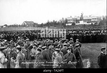 Aufstellung für die Beerdigung Prozession von Kurt Eisner. Am 21.02.1919 Eisner ermordet wurde von den Studenten Anton Graf von Arco auf Valley aus dem Umfeld der Thule-gesellschaft. Eisner war der Führer der Novemberrevolution in München und verkündete die Bayerische Republik einem freien Staat. Die Versammlung der Arbeiter- und Soldatenraete (Montage der Arbeiter- und Soldatendeputierten Rat) wählte ihn als Bayerischer Ministerpräsident. Stockfoto