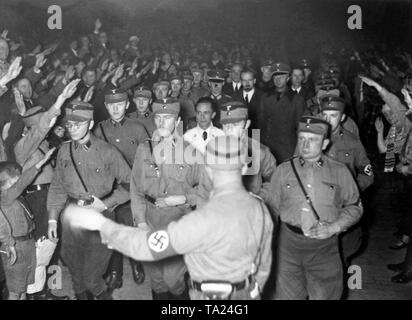 Joseph Goebbels (im hellen Mantel) kommt an der Reichstag Wahlkampf Rallye der NSDAP im Berliner Sportpalast. Er ist von SA-Männern geschützt. Stockfoto