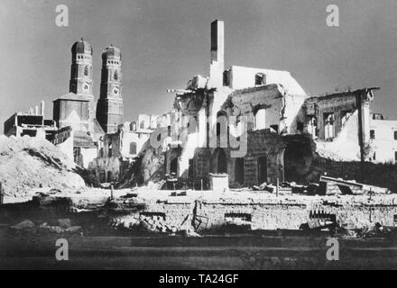 Die zerstörte Burg Herzog-Max in München nach dem Ende des Krieges. Im Hintergrund der Frauenkirche. Stockfoto