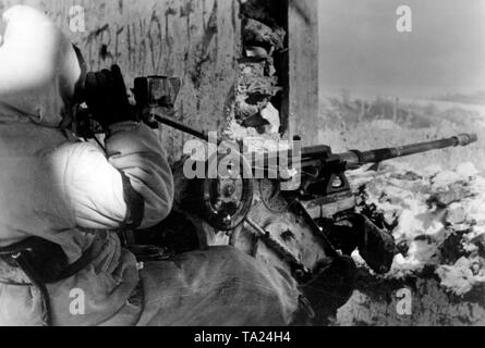 Ein deutscher Soldat beobachtet die Umgebung aus einer Ruine auf einem kleinen Hügel. Er sitzt auf einer 2-cm-flak 30 für bodenziele vorgesehen war. Foto der Propaganda Firma (PK): kriegsberichterstatter Liedtke. Stockfoto