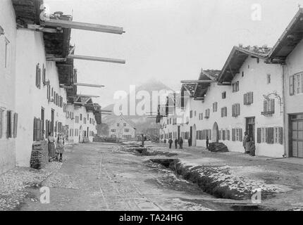 Straße in Mittenwald. Die Regenrinnen werden verwendet, um Regenwasser in den Graben zu entleeren Stockfoto