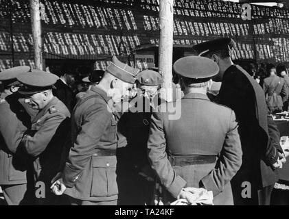 Foto des spanischen Nationalen Offiziere und deutschen Mitglieder der Legion Condor während einem Gespräch anlässlich einer Parade am Tag der Luftwaffe (US Air Force) in Zaragoza, Aragón, Spanien am 1. März 1939. In der Mitte ist der Kommandant der Legion, Major General Wolfram Freiherr von Richthofen (mit einem seitlichen Sechskantschrauben) im Gespräch mit Brigadier General Juan Vigon Suero-Diaz (in einem baskischen Gap), General Francisco Franco (hinten) und Brigadegeneral der Spanischen Luftwaffe, Alfredo Kindelan Duany. Stockfoto