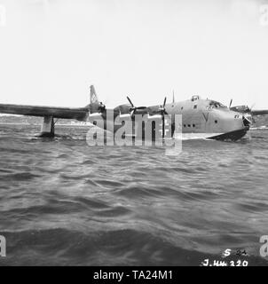 Eine Blohm und Voss Bv 222 Flugboot an einem Liegeplatz. Es ist eine Version mit Jumo 207 C Kolbenmotoren. Undatiertes Bild, der Ort ist unbekannt. Foto: Koeppner. Stockfoto