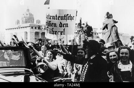 Sudetendeutsche grüße Nationalsozialistischen Diktator Adolf Hitler bei seinem Besuch in Wien. In Wien kündigte er den Anschluss) (Annexion Österreichs an das Deutsche Reich. Das Plakat liest: 'Sudeten Deutsche grüße die Führer'. Stockfoto