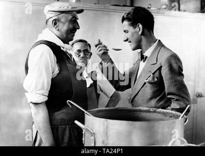 Das Comité de La Jeunesse de France hat eine Unterkunft in Paris, die als Unterstand für freigegebene junge französische Kriegsgefangene. Ein junger Mann essen. Stockfoto